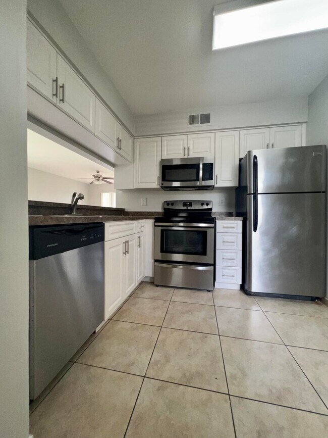 Building Photo - 6101 Glenmoor Dr
