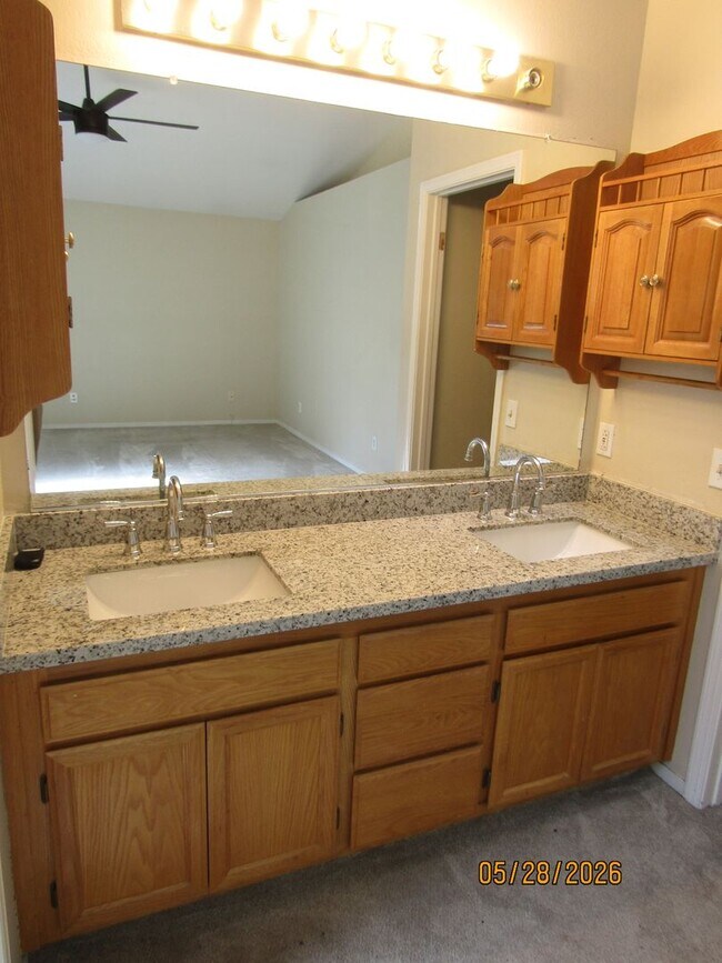 Building Photo - Beautiful single story 3 bedroom house with large back yard. Private cul- de- sac. Bonus office/ ...