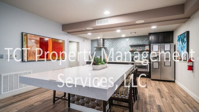 Building Photo - Stunning 1 Bedroom with Pool View