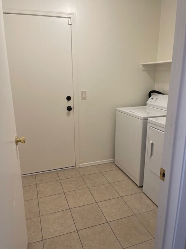 Building Photo - Beautiful 3 bedroom 2 bathroom!