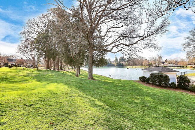 Building Photo - Spacious 2BR/2BA Condo in Prime South Charlotte Location!