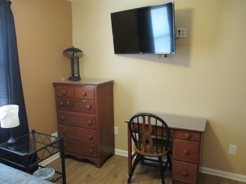 Building Photo - 702 Hughlett Ave