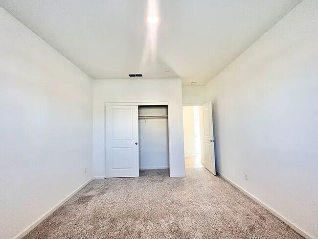 Building Photo - Spacious 4 Bedroom Home in West Roseville ...