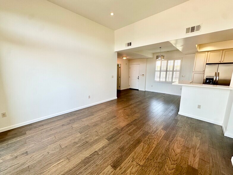 Building Photo - 1625 Granville Ave