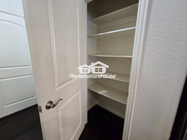 Building Photo - MOVE IN READY - Spacious 2-story townhouse...
