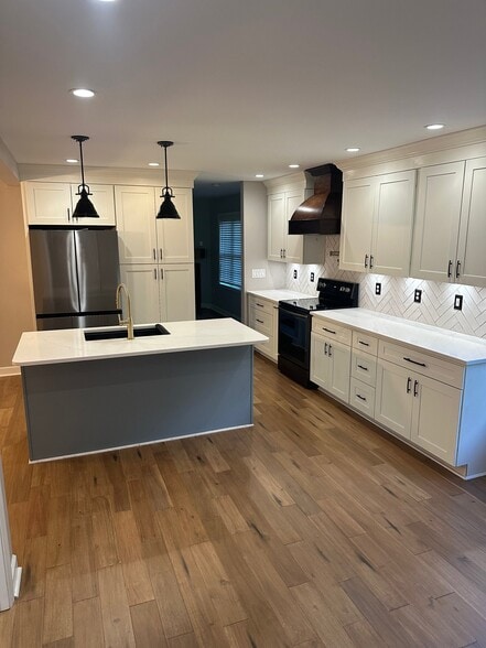 Building Photo - 15731Pypers Pointe Dr