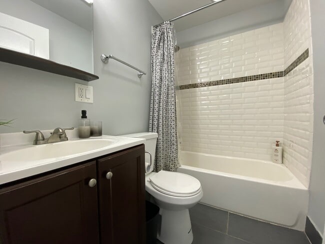 Building Photo - 5534 N Winthrop Ave