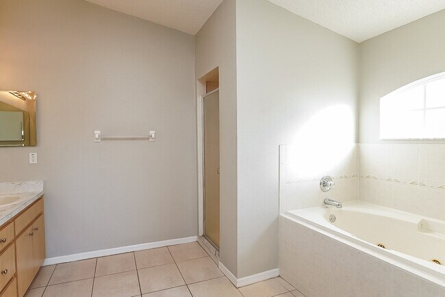 Building Photo - 827 Summer Glen Dr