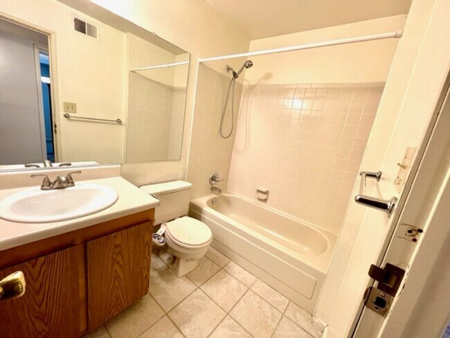 Building Photo - 2-Bedroom in Woodside Condos