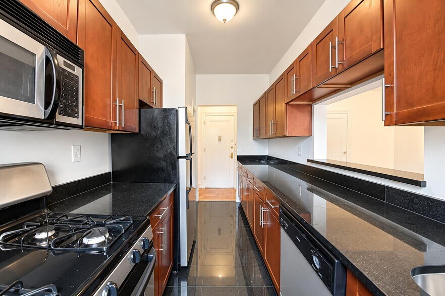Building Photo - 850 W 176th St