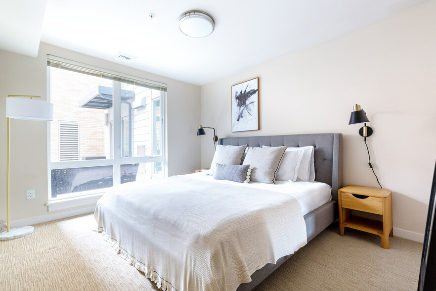 Building Photo - 215 10th Ave E