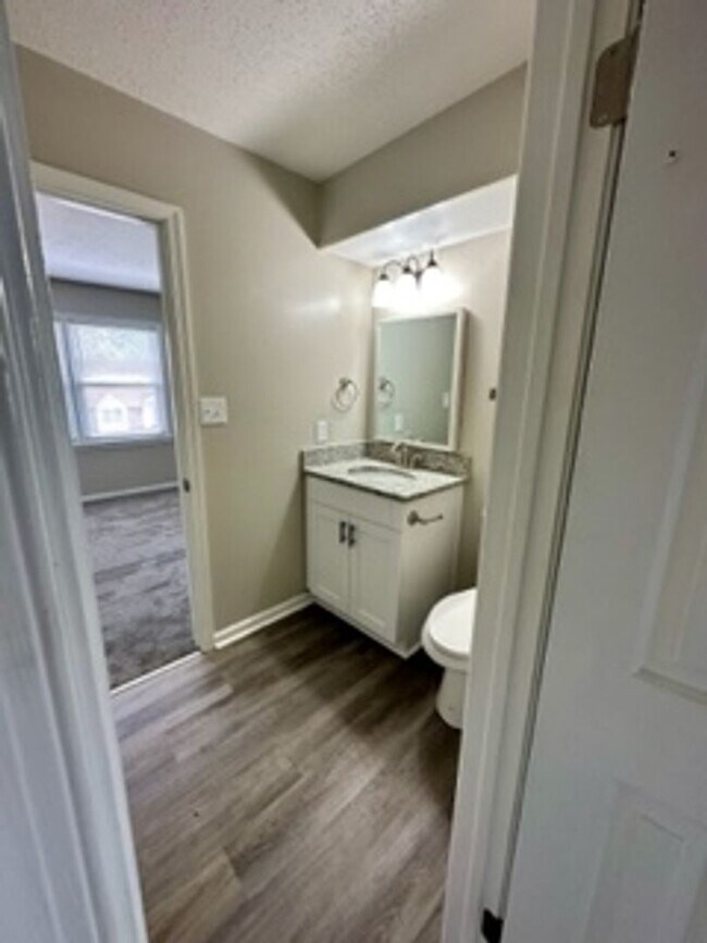 Building Photo - 2 Bedroom Town home in the heart of Virginia Beach