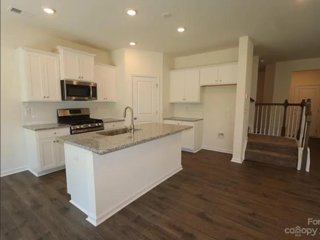 Building Photo - Spacious and modern home featuring 3 bedro...