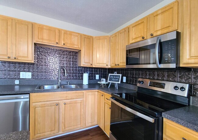 Building Photo - Beautifully Updated 4 BR, 2.5 BA Townhome