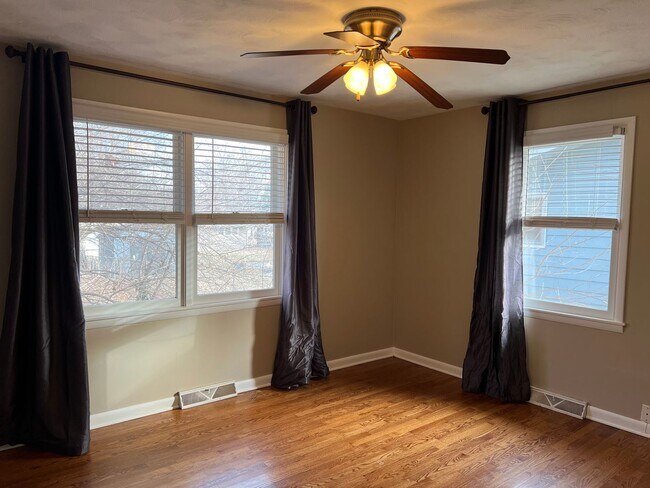 Building Photo - 3 Bedroom 2 Bathroom in Brentwood!