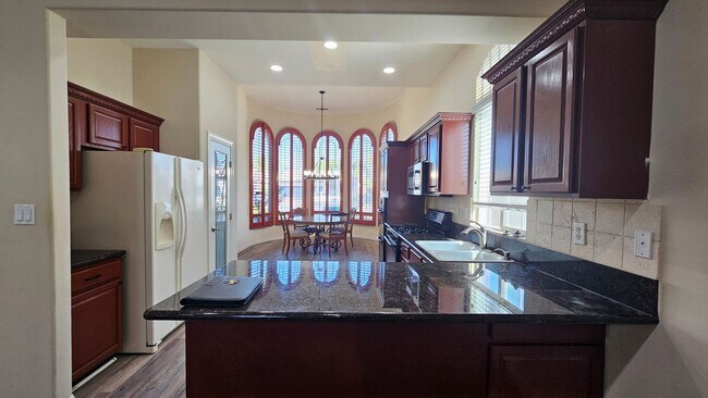 Building Photo - Luxurious Home in North Bakersfield 3 BD 3 BA