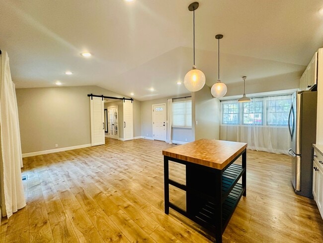 Building Photo - Beautiful Remodeled 2bd Home w/Laundry, Pr...