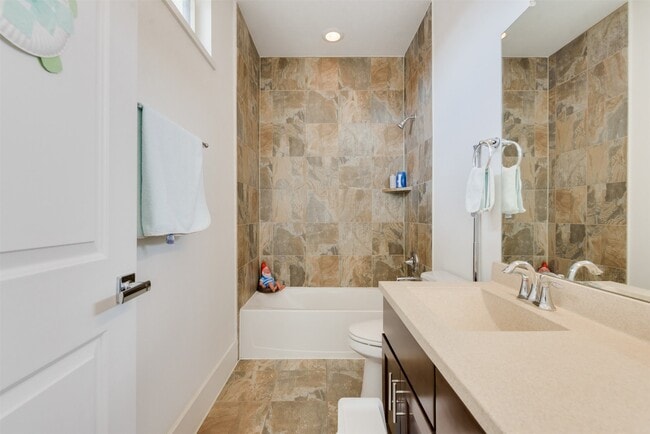 Building Photo - 5429C Hidalgo St