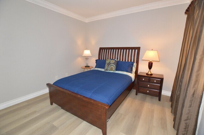 Building Photo - Meridian Furnished 2 Bd / 2 Ba Luxury Condo, Newly Renovated