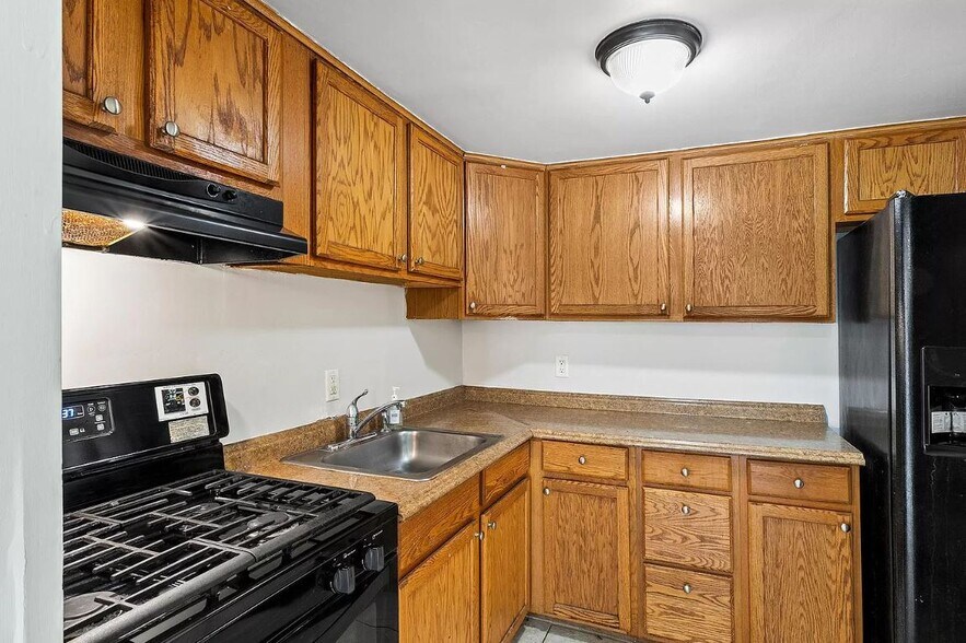 Kitchen - 12 Ethan Allen Ct