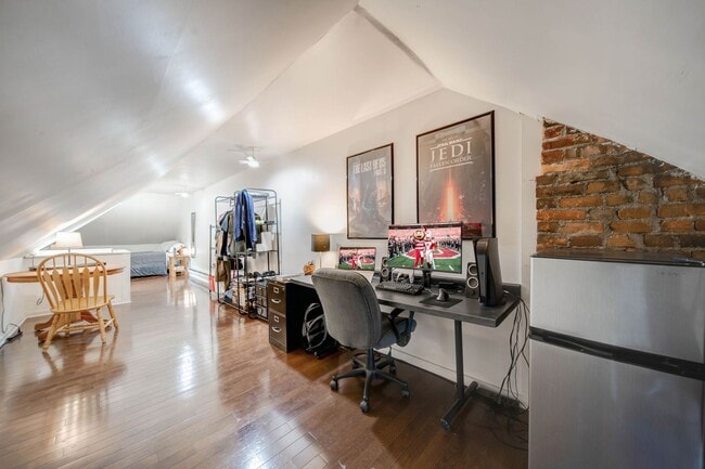 Building Photo - Prime Location 4BR house just off High St!