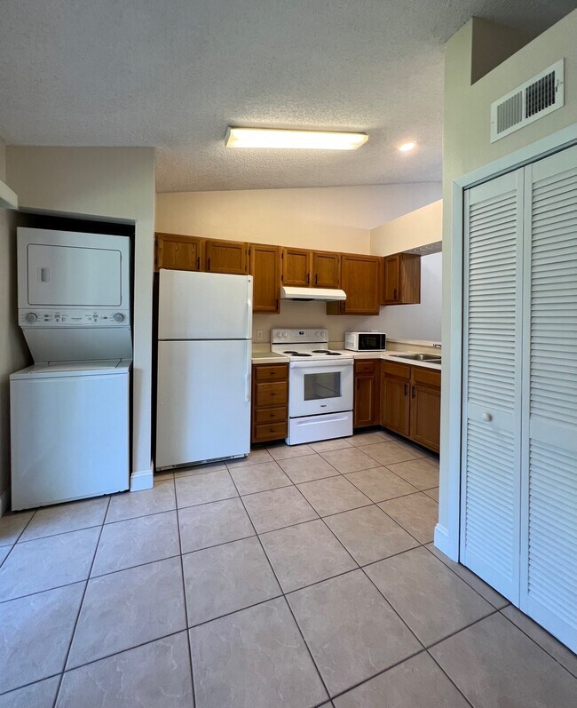 Building Photo - 5405 Lake Margaret Dr