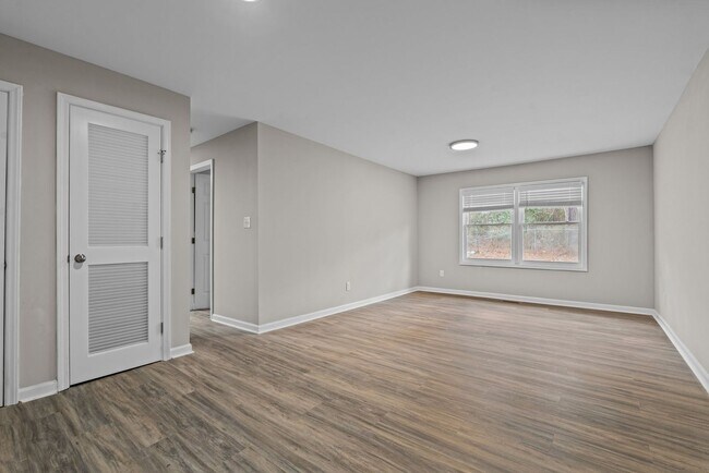 Building Photo - Experience Modern Living: Newly Renovated 1 Bed, 1 Bath Apartment Coming Soon!