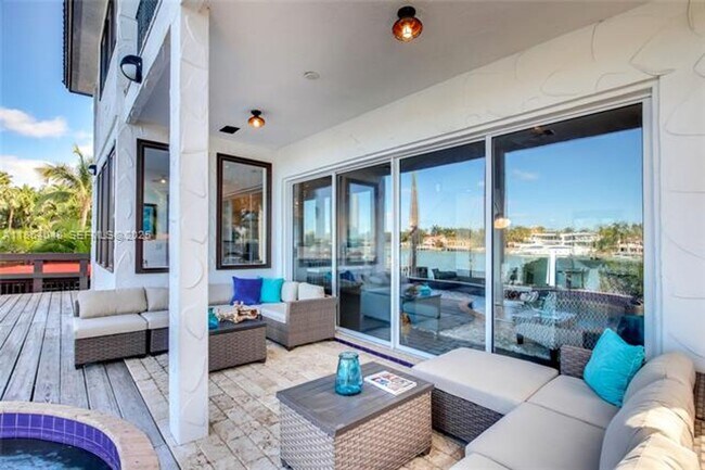 Building Photo - 257 N Coconut Ln