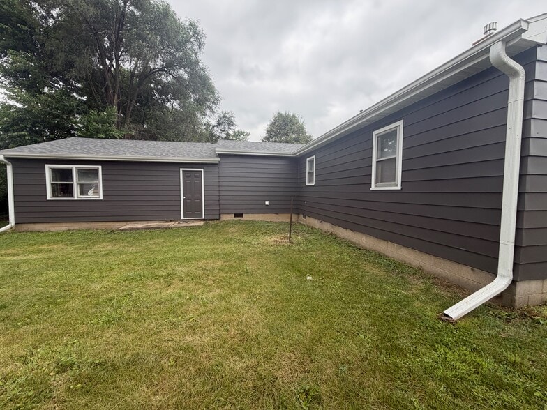 Building Photo - 907 Merrill Ave