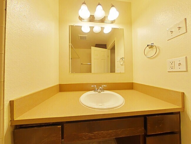 Building Photo - 2 Bedroom Apartment ~ Near 9th Street ~ Small Pet Friendly