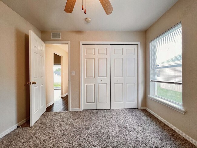 Building Photo - Spacious Three-Bedroom Home in Savannah Estates