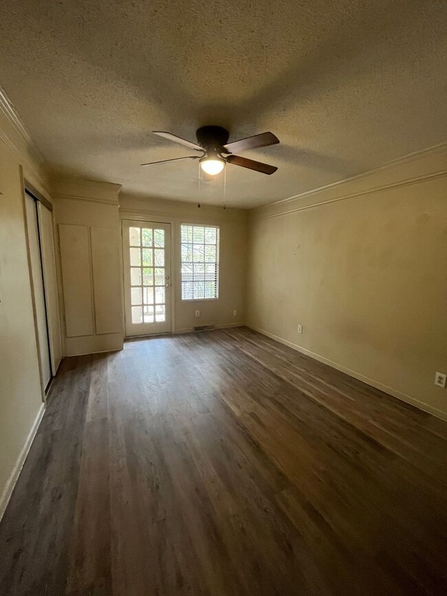 Building Photo - Cute 2Br 1.5Ba Townhome off Old Trolley Road