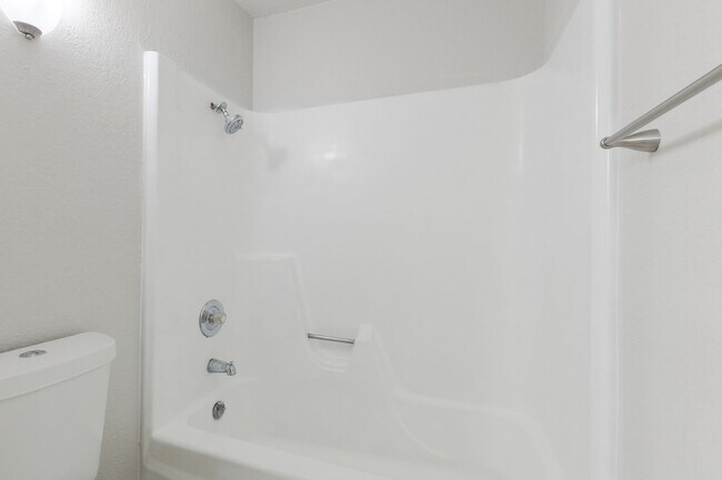 Building Photo - Renovated 2 Bedroom 1 Bath Near UTSA, Medi...