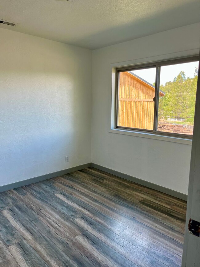 Building Photo - 3 Bedroom Plus Office, 2.5 Bath Located in...