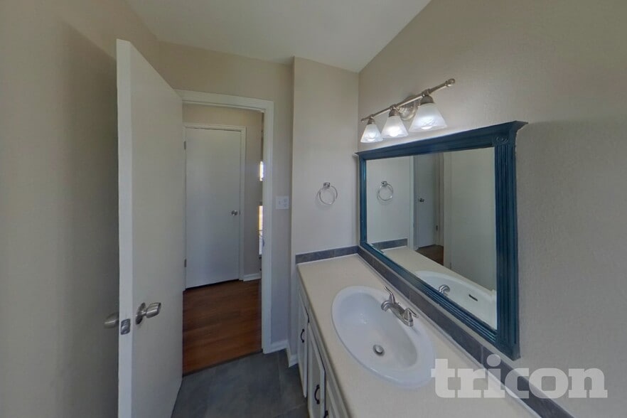 Building Photo - 1046 Nolte Dr W