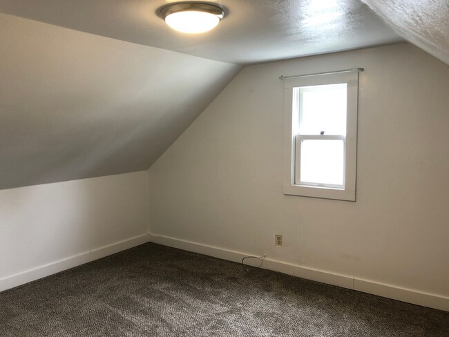 Building Photo - 4 bedroom, 1 bath. Dogs Ok, Remodeled in 2020, Laundry Hookups and Fenced Yard