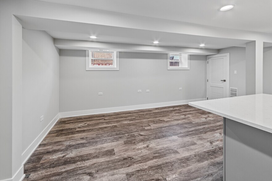 Building Photo - 2144 W Shakespeare Ave