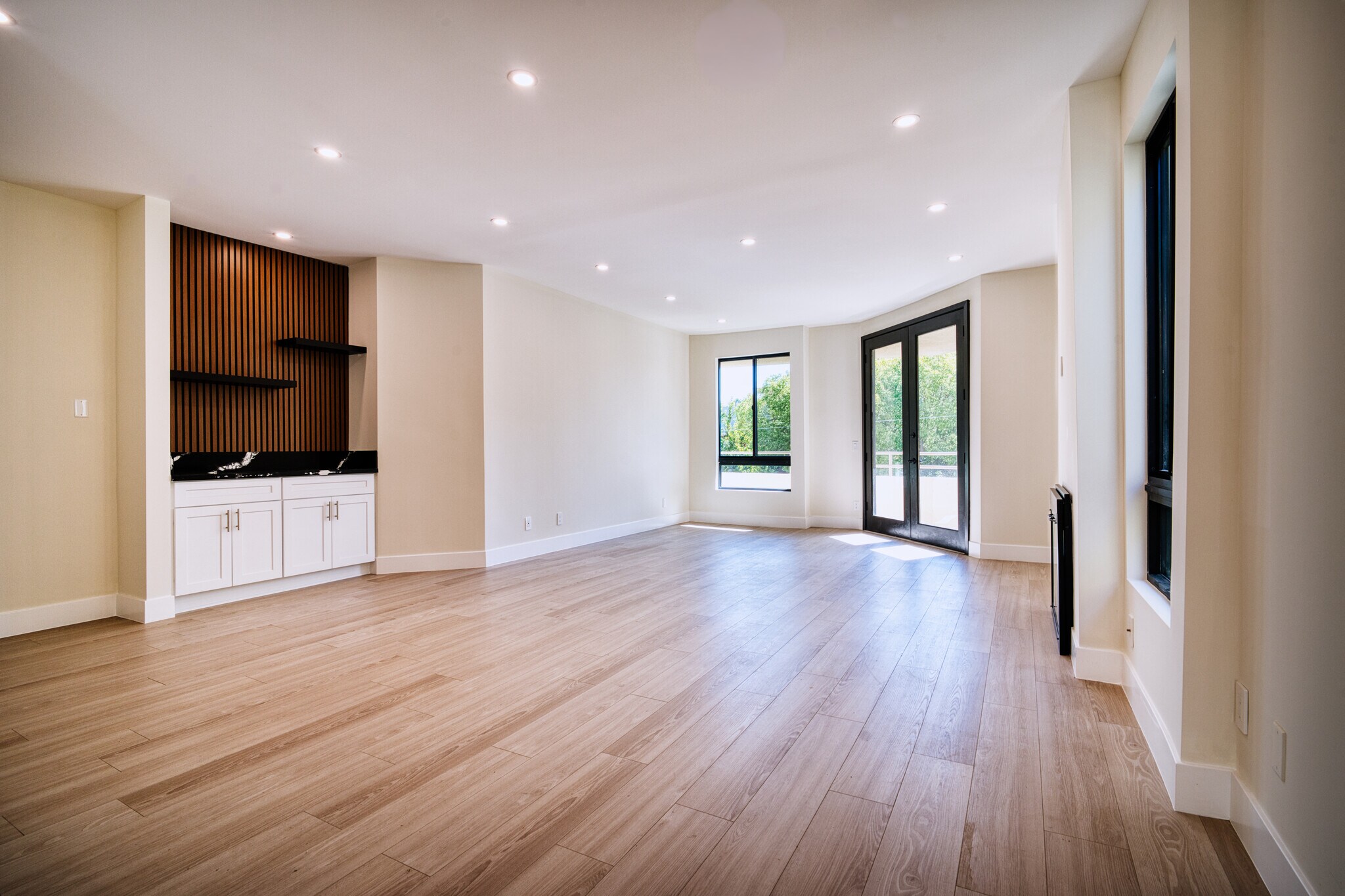 Building Photo - 13920 Moorpark St