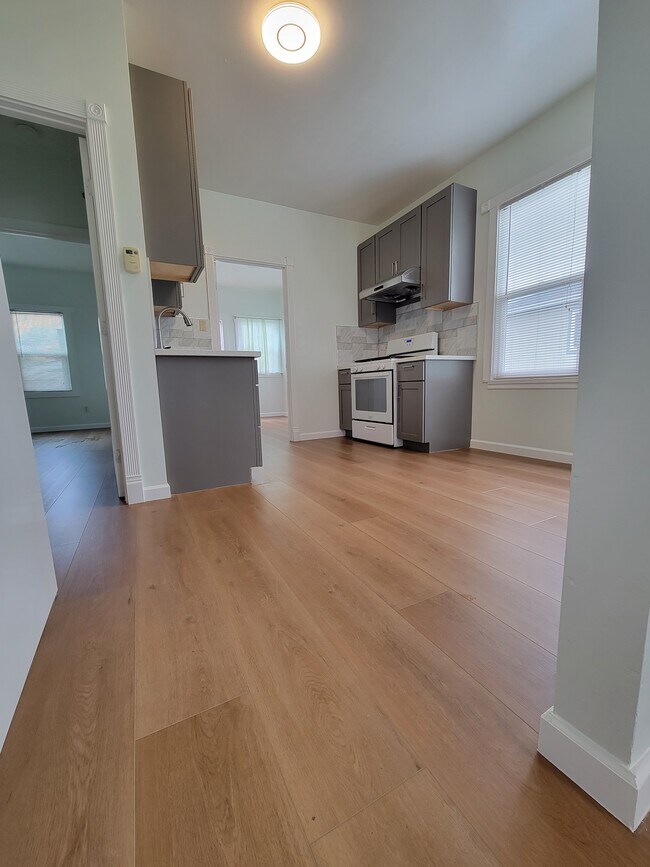 Building Photo - 614 Grand Ave