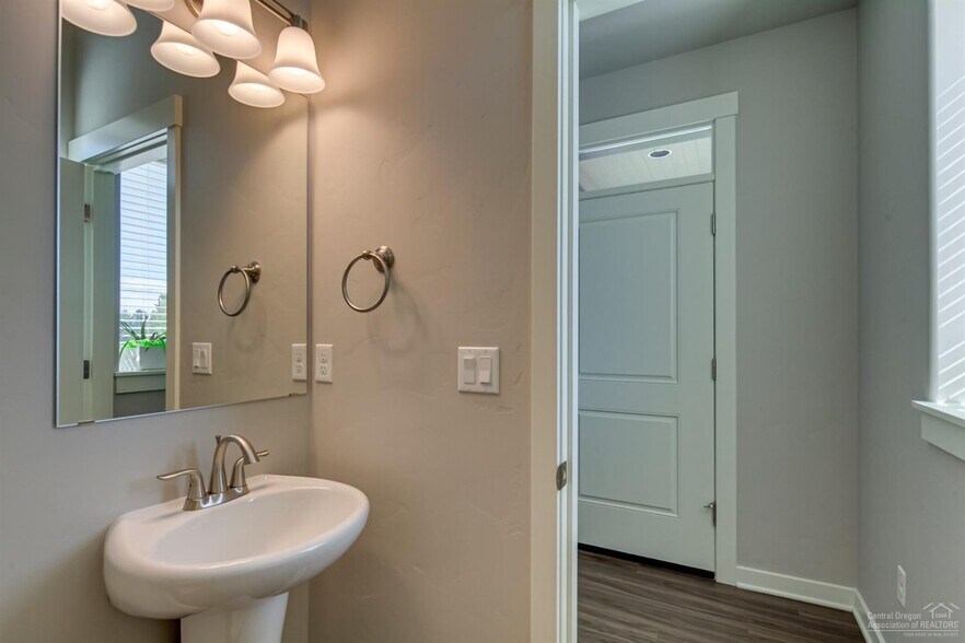 Building Photo - 3127 SW 28th St