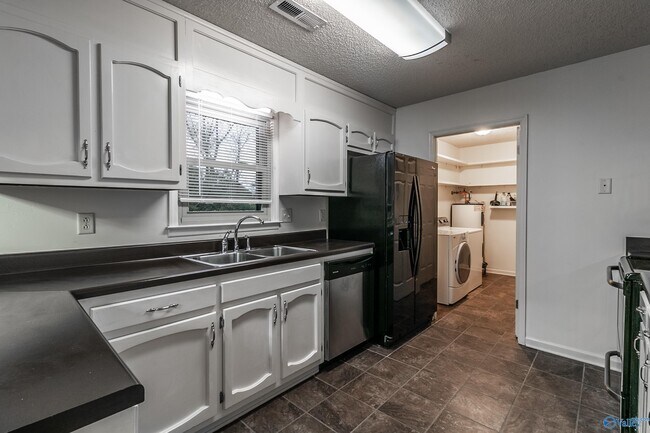 Building Photo - 313 Red Oak Rd