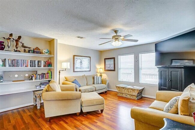 Primary Photo - 820 Sandollar