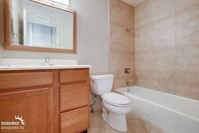Building Photo - Beautiful Condo 2Bdm 2.5 Ba in the Heart o...