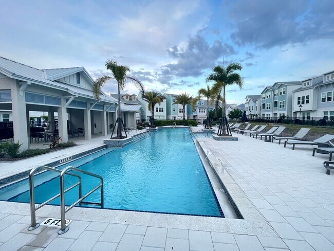 Building Photo - Annual Unfurnished 3 Bedroom, 3.5 Bathroom Townhome adjacent to Downtown Sarasota