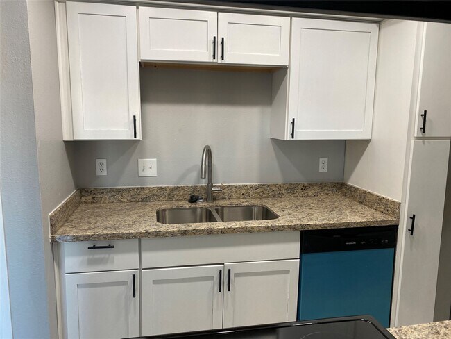 Building Photo - 8431 Hearth Dr