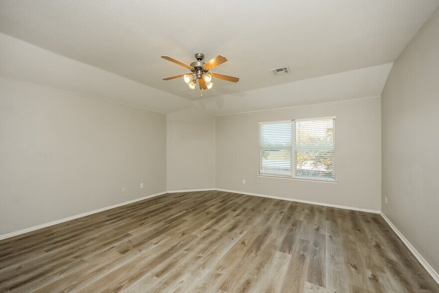 Building Photo - 3301 Doris Dr