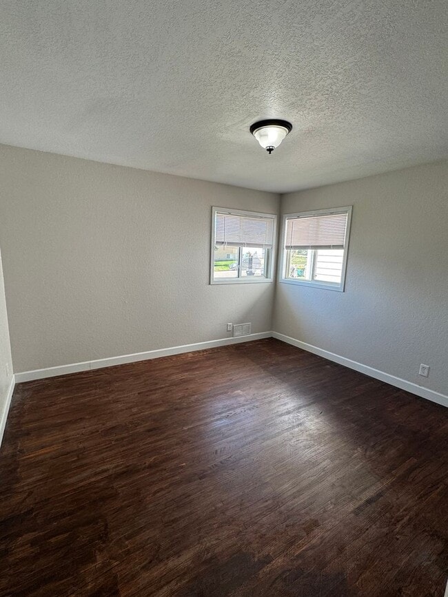 Building Photo - 1109 N18th Triplex