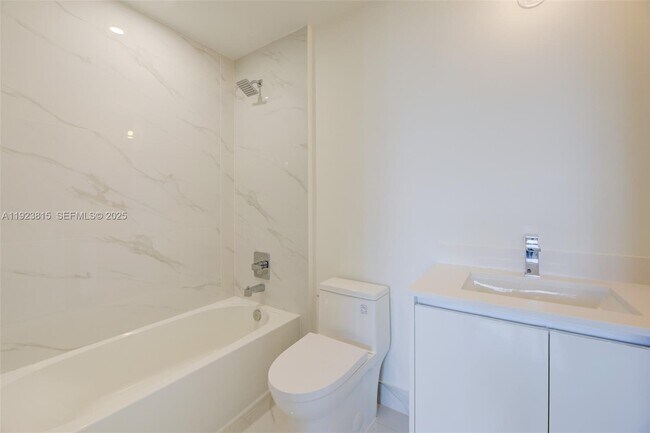 Building Photo - 700 NE 24th St