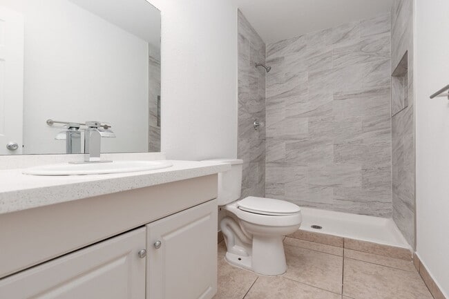 Building Photo - Recently renovated 3 br unit on 2nd floor of gated Desert Shores community