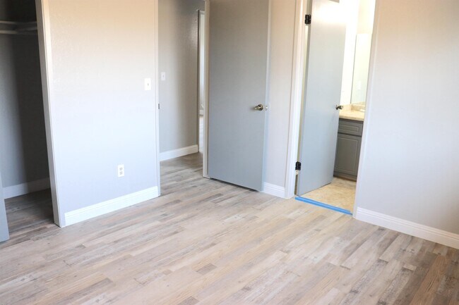 Building Photo - 400 S Crawford Ave